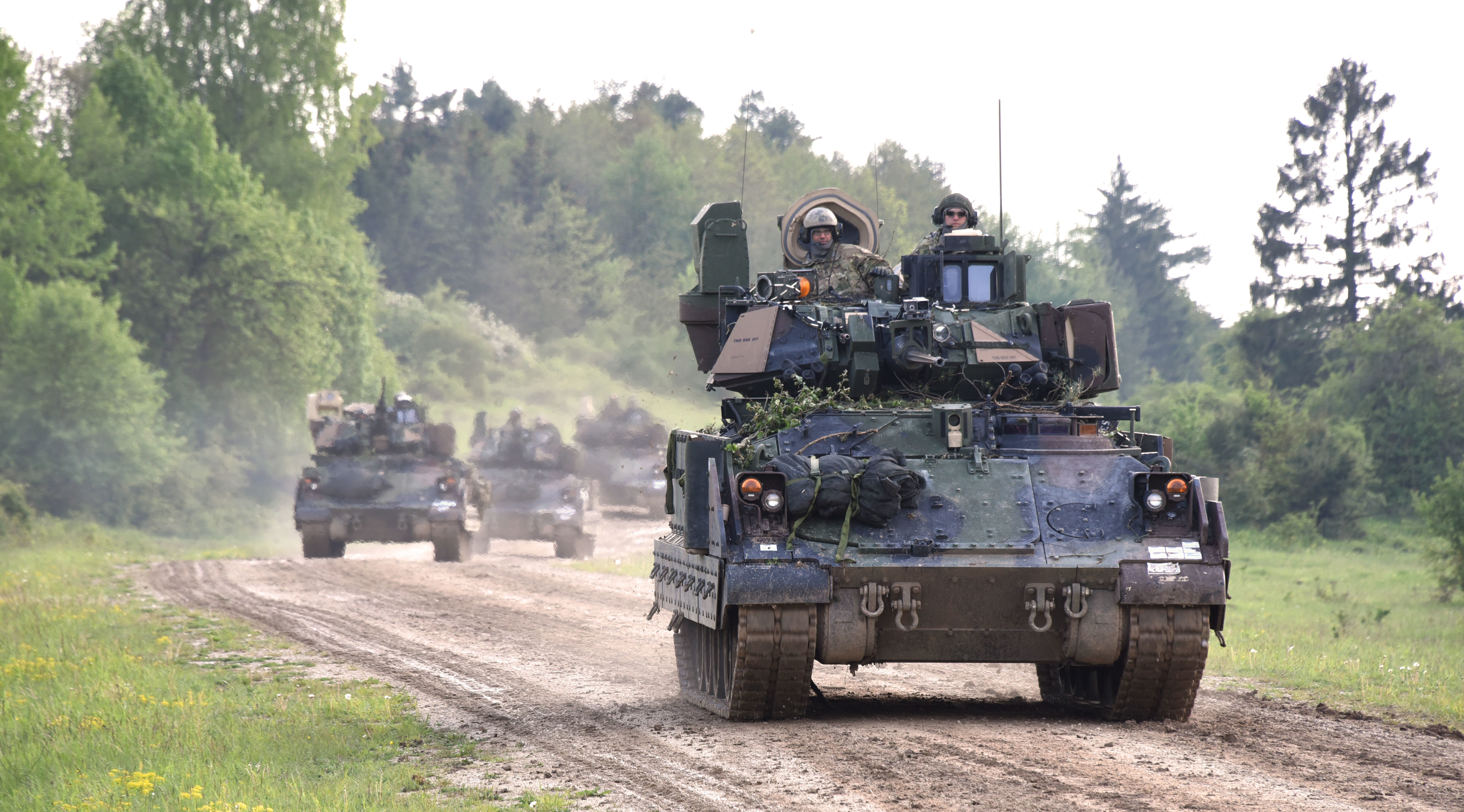 Военные нато в польше. Бронетехника НАТО. Военная техника США. Учения НАТО. Военные учения США.