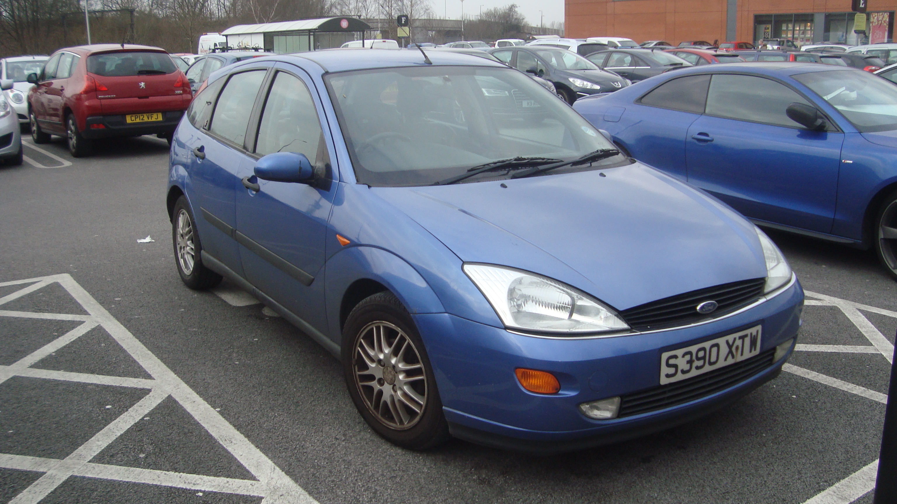 File:1999 Ford Focus 2.0 Ghia (24678158113).jpg - Wikimedia Commons