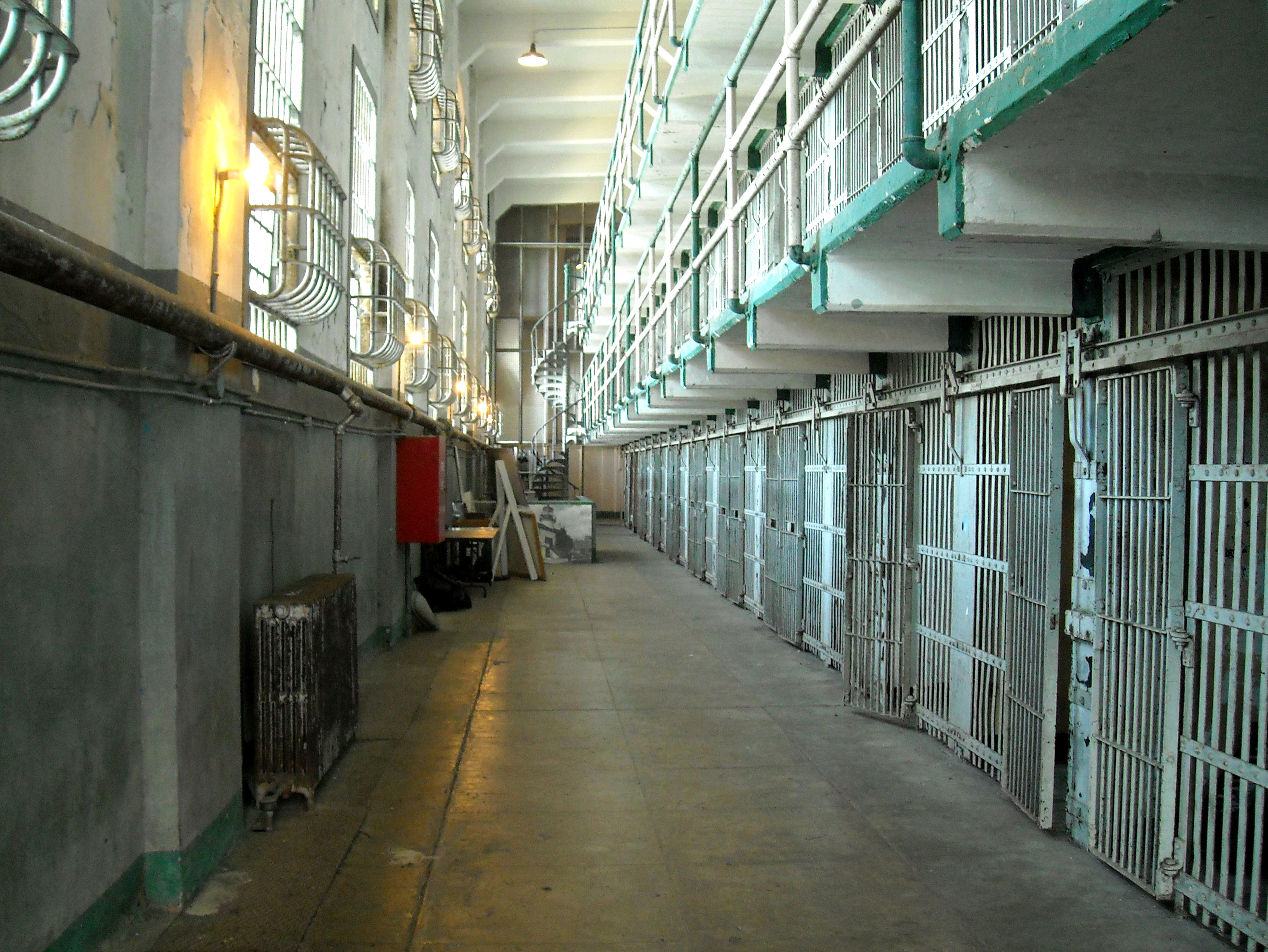 file-alcatraz-inside-the-main-cellhouse-4409974876-jpg