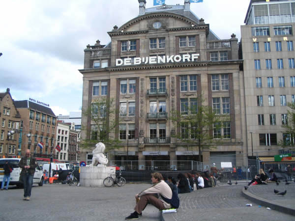 File:Amsterdam De Bijenkorf.jpg