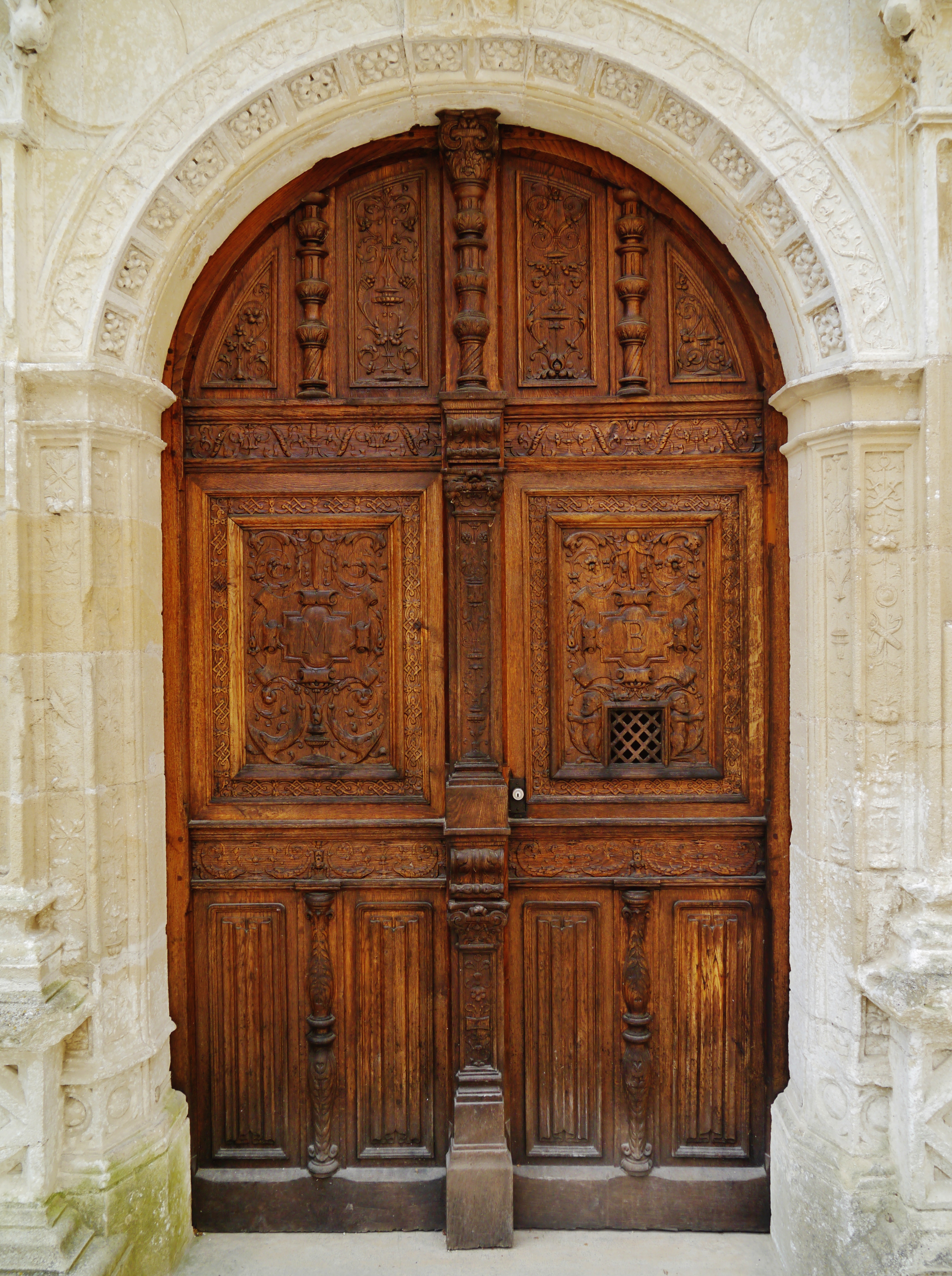 Les portes. Azay le Rideau входная дверь. Ворота и двери Франции. Ворота французских домов 16 века. Французский ворот.