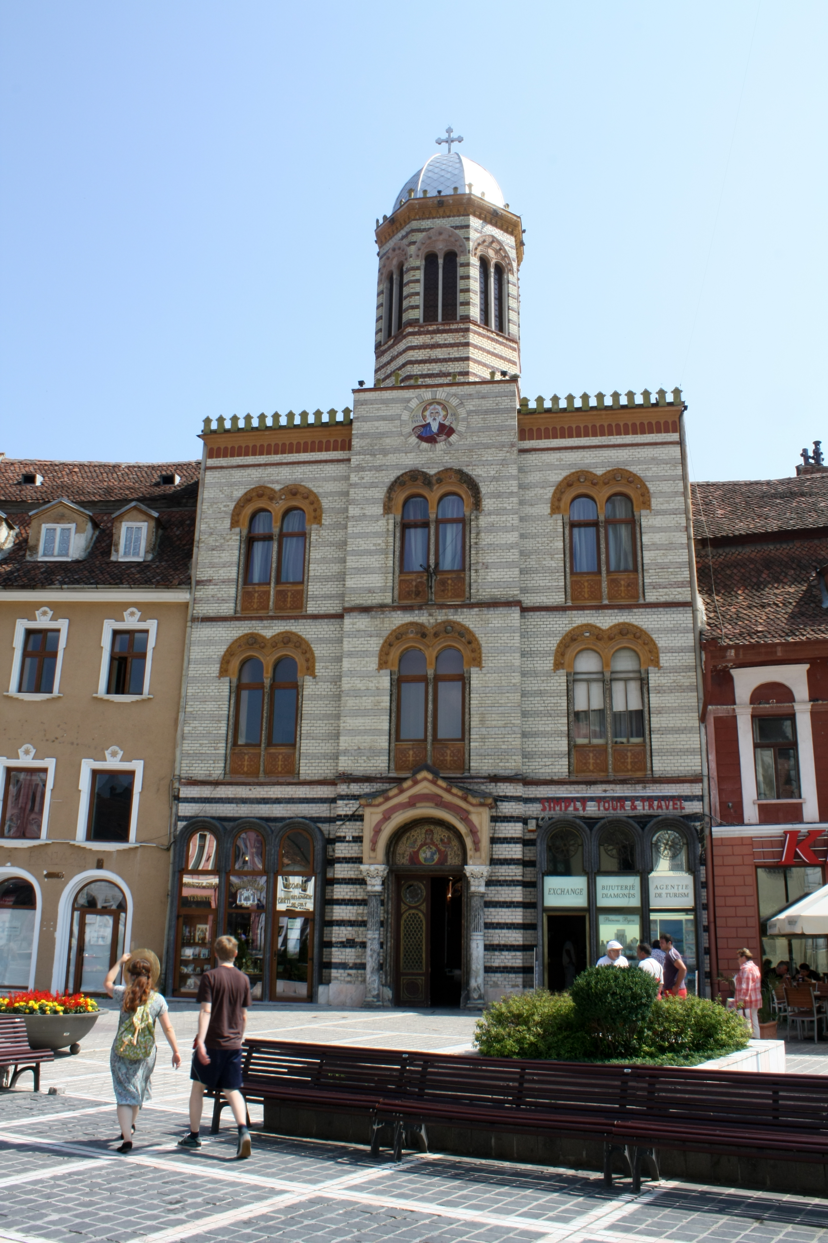 File Brasov Church In The Town Square Jpg Wikimedia Commons