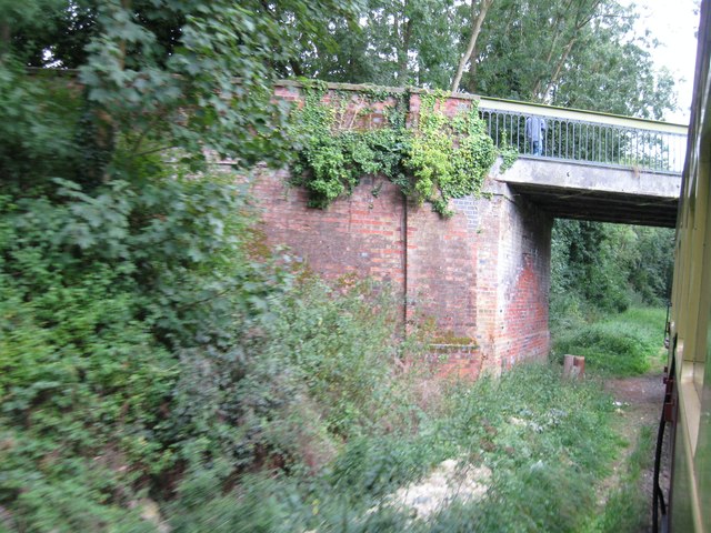 File:Bridge over MNR - geograph.org.uk - 5097883.jpg