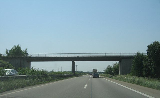 File:Bridge over the A65 - geo.hlipp.de - 2499.jpg