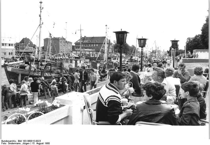 File:Bundesarchiv Bild 183-W0815-0023, Warnemünde, "Alter Strom".jpg