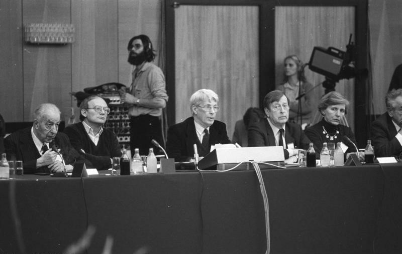  Bernt Engelmann (2e à partir de la droite)