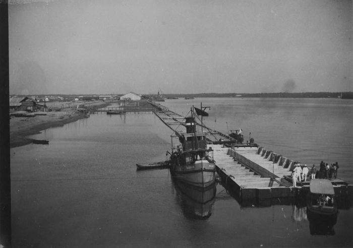 File:COLLECTIE TROPENMUSEUM Europanen op een aan een sleepboot bevestigd ponton dat tijdens de aanleg van havenwerken wordt afgezonken voor de kust van Belawan als onderdeel van de nieuwe kade TMnr 60043350.jpg