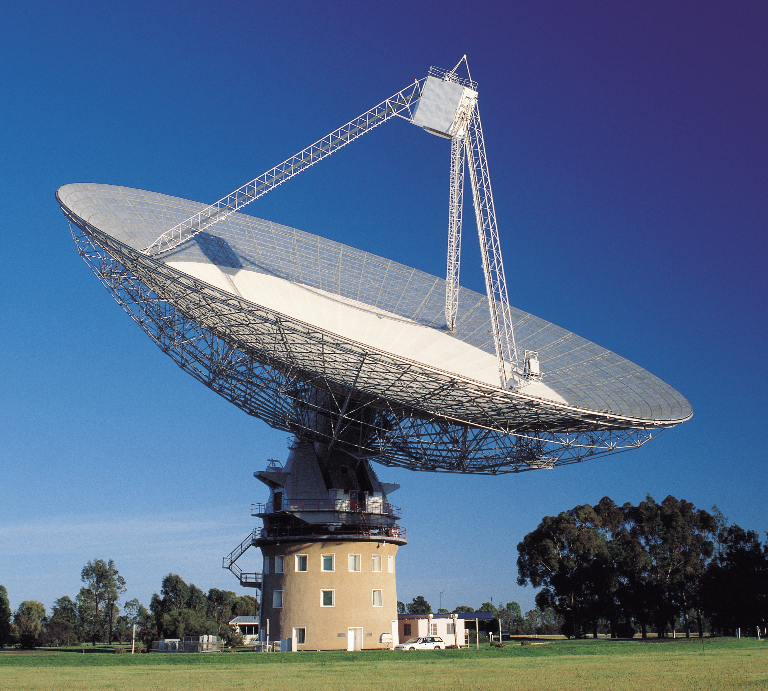 https://upload.wikimedia.org/wikipedia/commons/c/c3/CSIRO_ScienceImage_8220_The_Radio_Telescope_at_Parkes.jpg