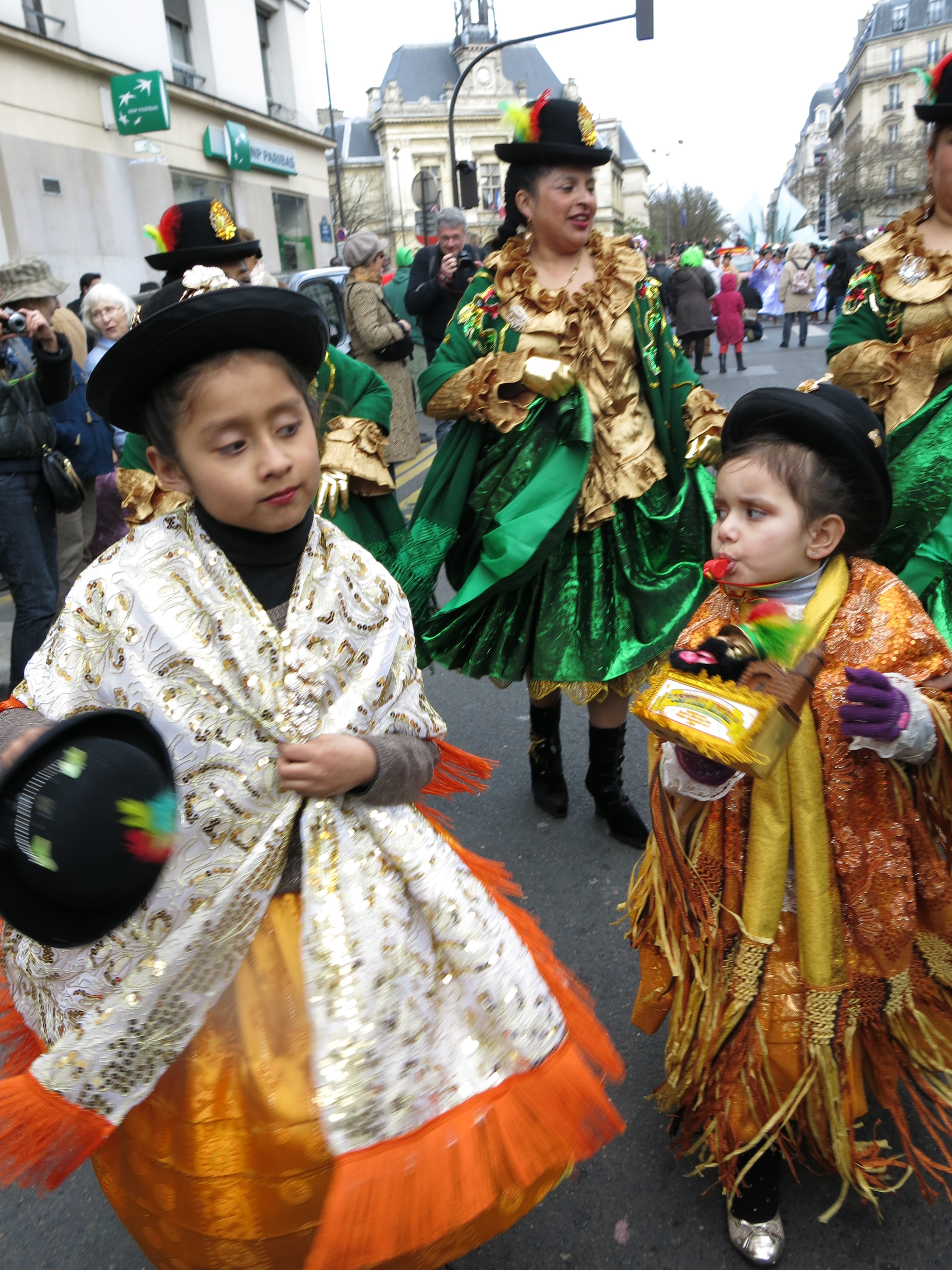 Carnaval de paris. Карнавал дети. Карнавал в Китае. Карнавал в Каракасе. Уругвай карнавал.