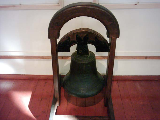 File:City of Adelaide ships bell in Irvine Museum.jpg