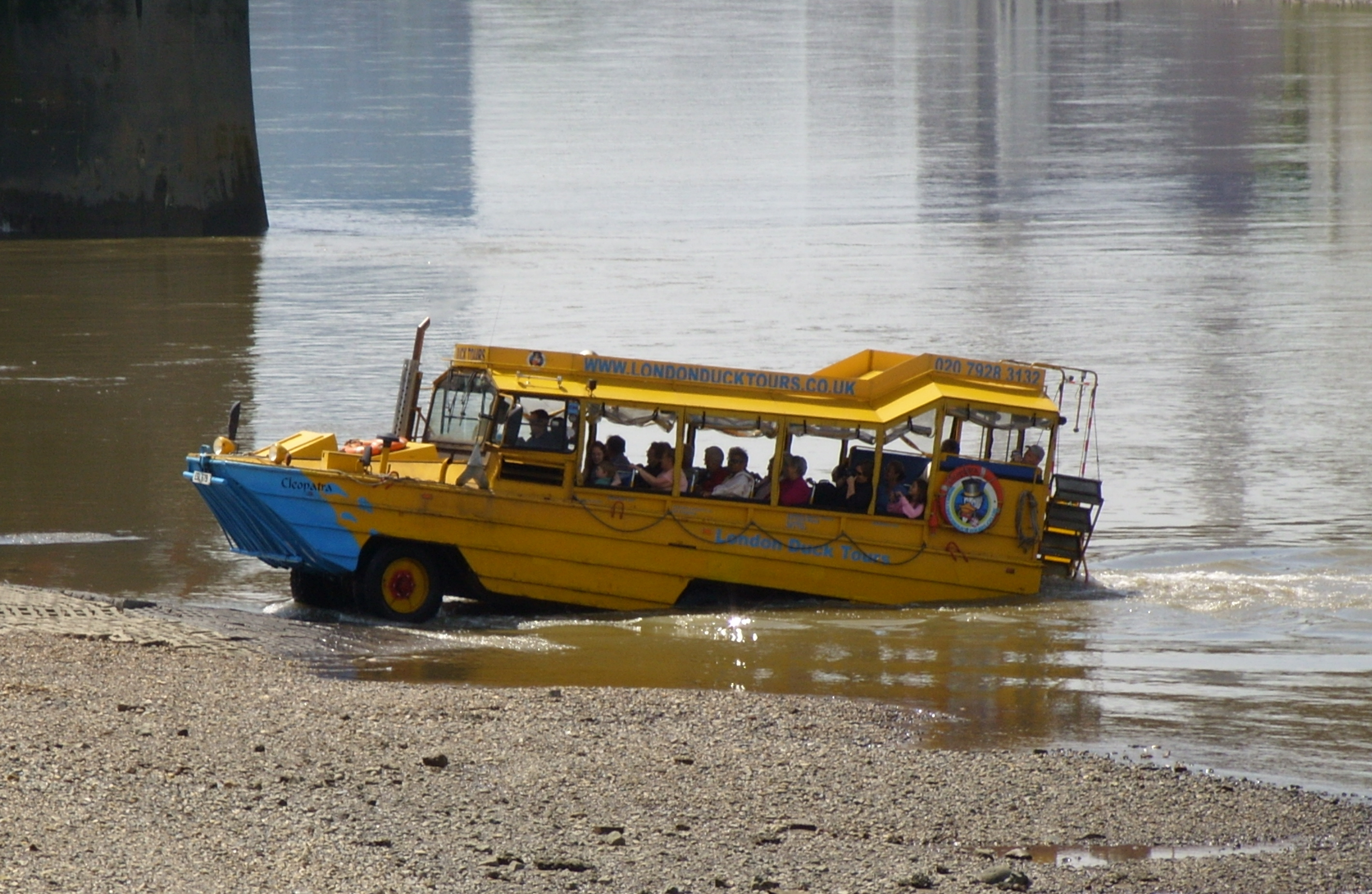 File:Duck Tour boat beaching.JPG - Wikimedia Commons