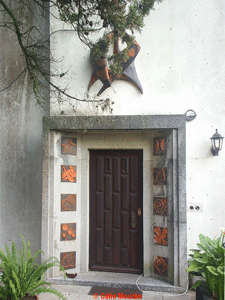 File:Escultura adossada e placas cerâmicas.gif