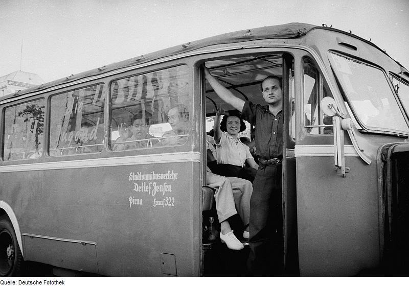 File:Fotothek df roe-neg 0006159 027 Omnibus mit Weltfestpielteilnehmern.jpg