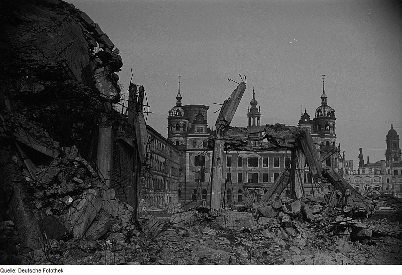 Blick auf das zerstörte Dresdner Residenzschloß 1953