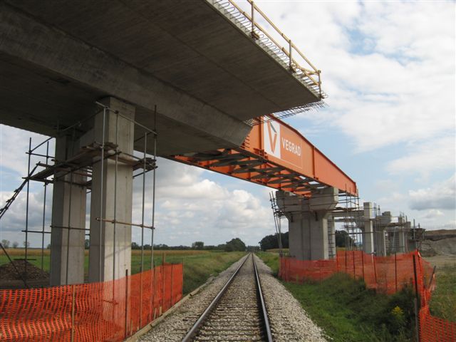File:Gradnja viadukta preko železniške proge Pragersko-Ormož.jpg