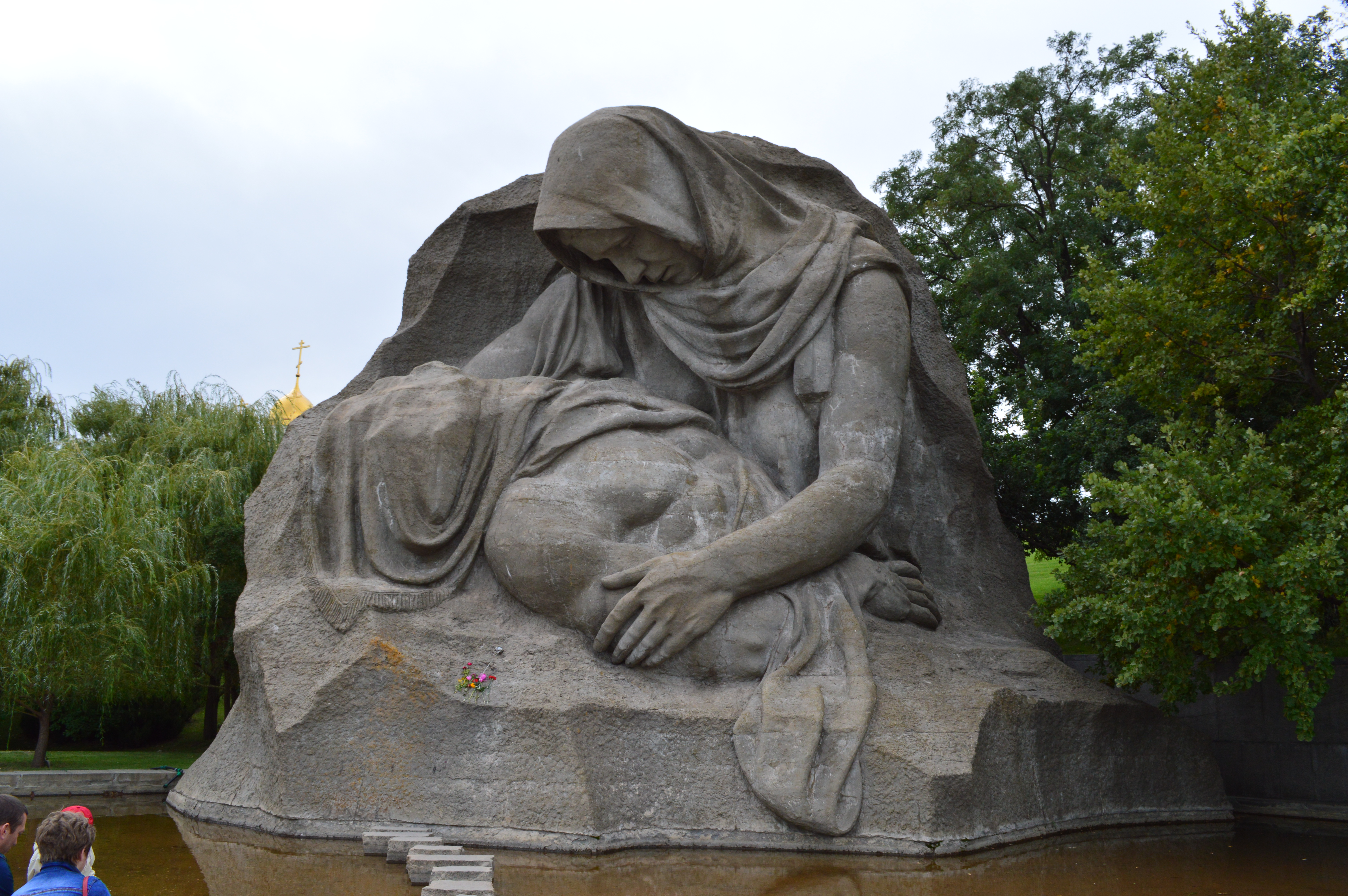 File:Grieving Mother 002.jpg - Wikimedia Commons