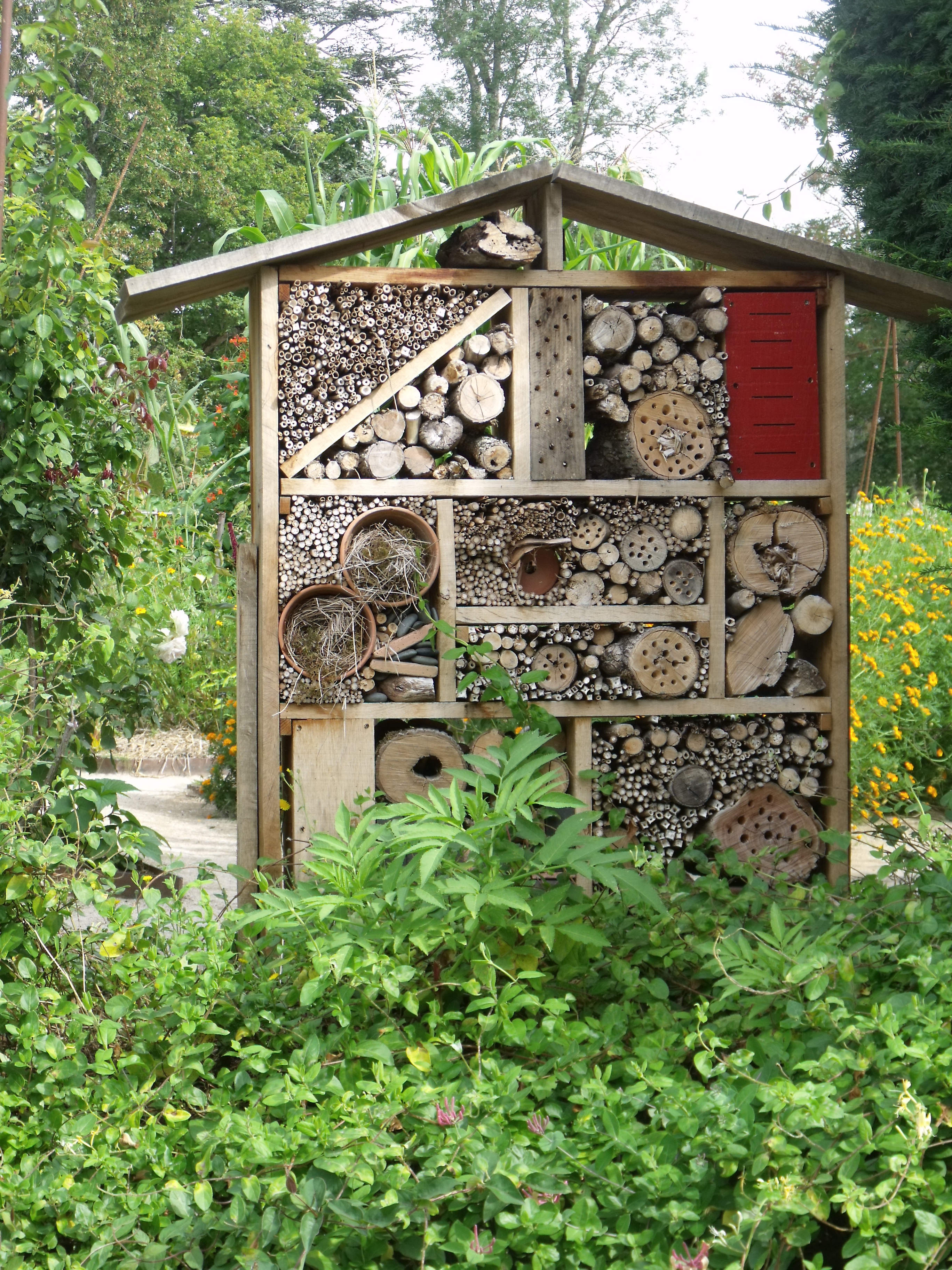 J'installe un hôtel à insectes dans mon jardin