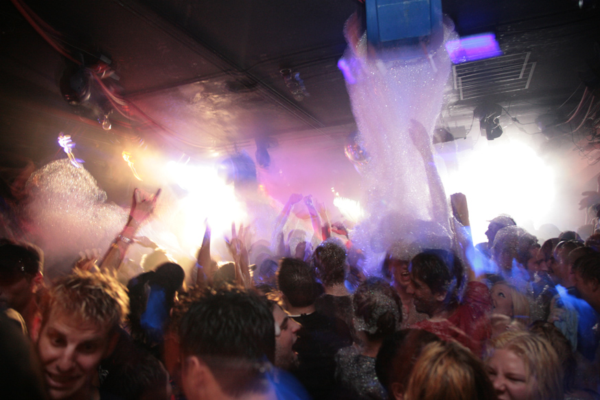 https://upload.wikimedia.org/wikipedia/commons/c/c3/HLR-FOAM-PARTY-02.JPG