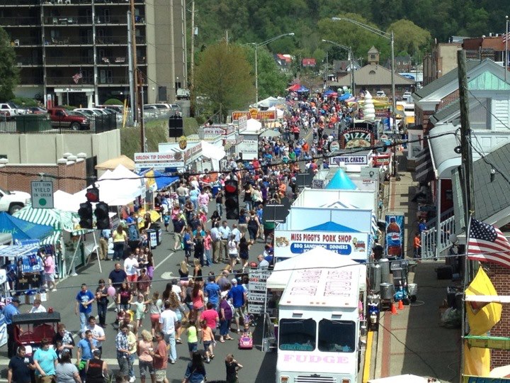 File:Hillbilly Days Main Street.jpg