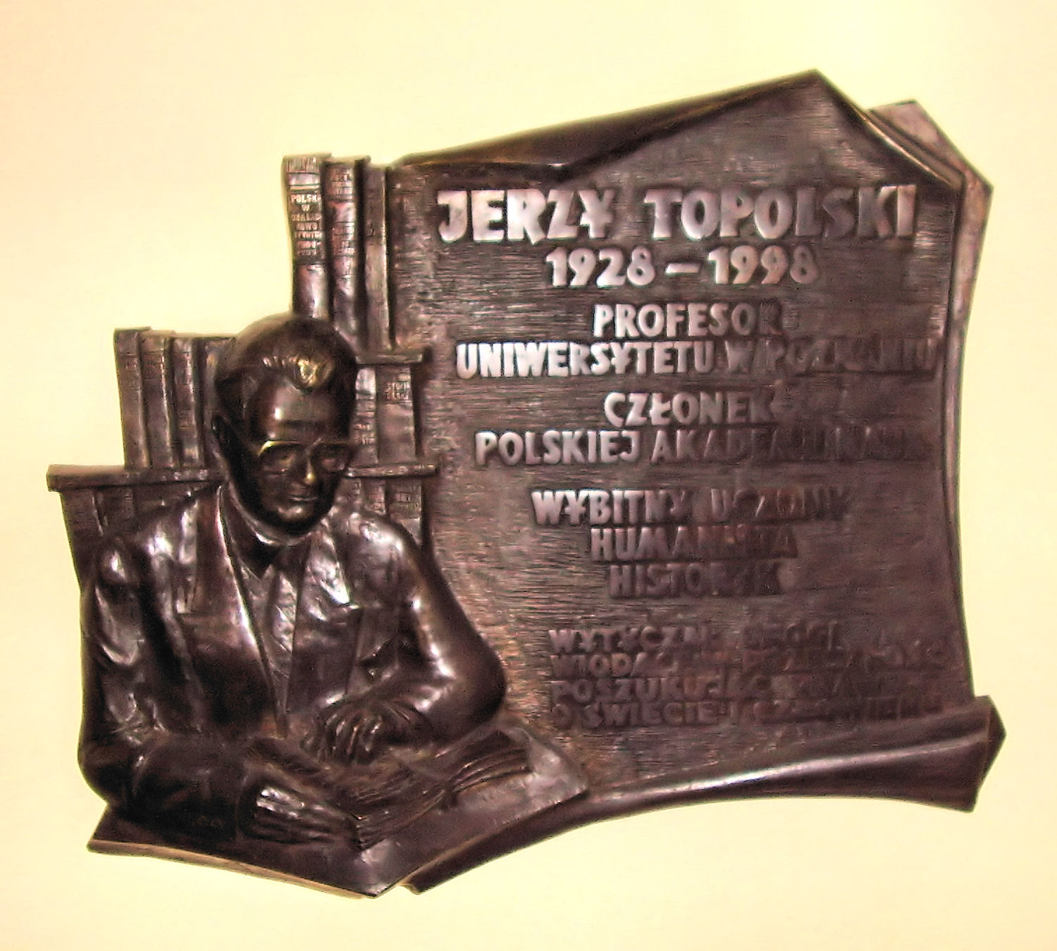 Placa en honor de Jerzy Topolski en [[Poznań