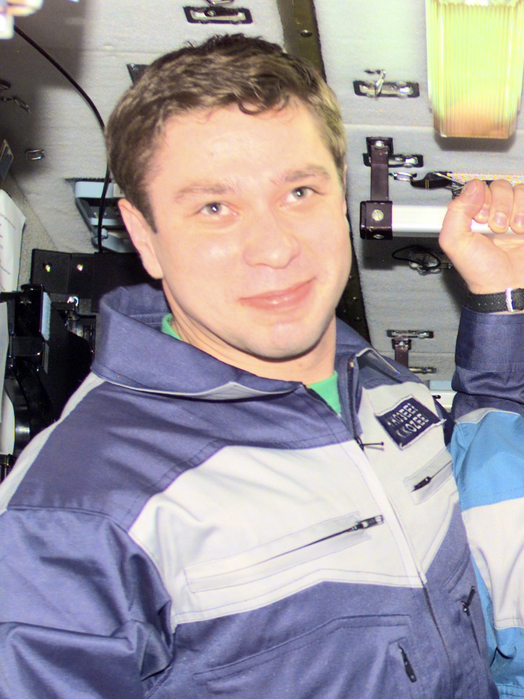 Файл:Konstantin Kozeyev in the Zvezda Service Module.jpg