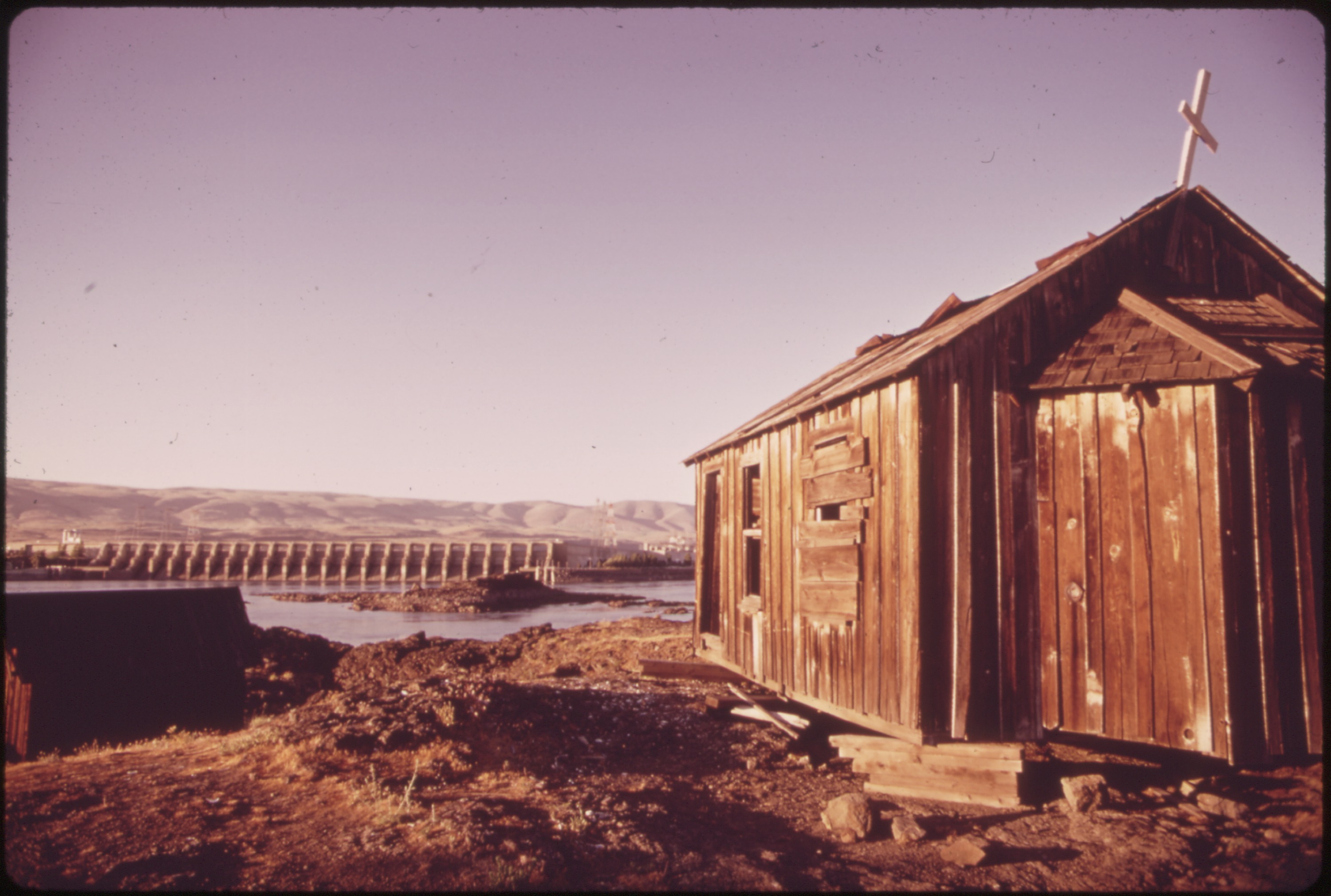 File:LAST REMNANT OF AN INDIAN FISHING VILLAGE ON THE WASHINGTON STATE SIDE  OF THE COLUMBIA RIVER. THE VILLAGE SITE IS - NARA - 548165.jpg -  Wikimedia Commons