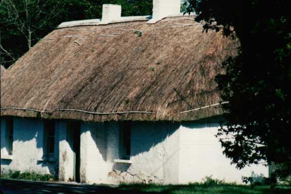 File:Lagore Cottage - geograph.org.uk - 402209.jpg