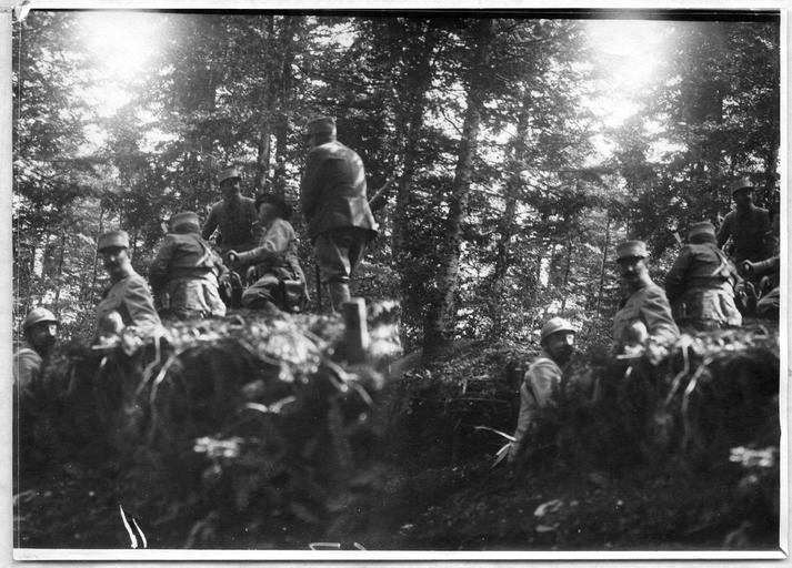 File:Le général Mordrelle visite les tranchées du Gros Hêtre - Badonviller - Médiathèque de l'architecture et du patrimoine - APD0000991.jpg