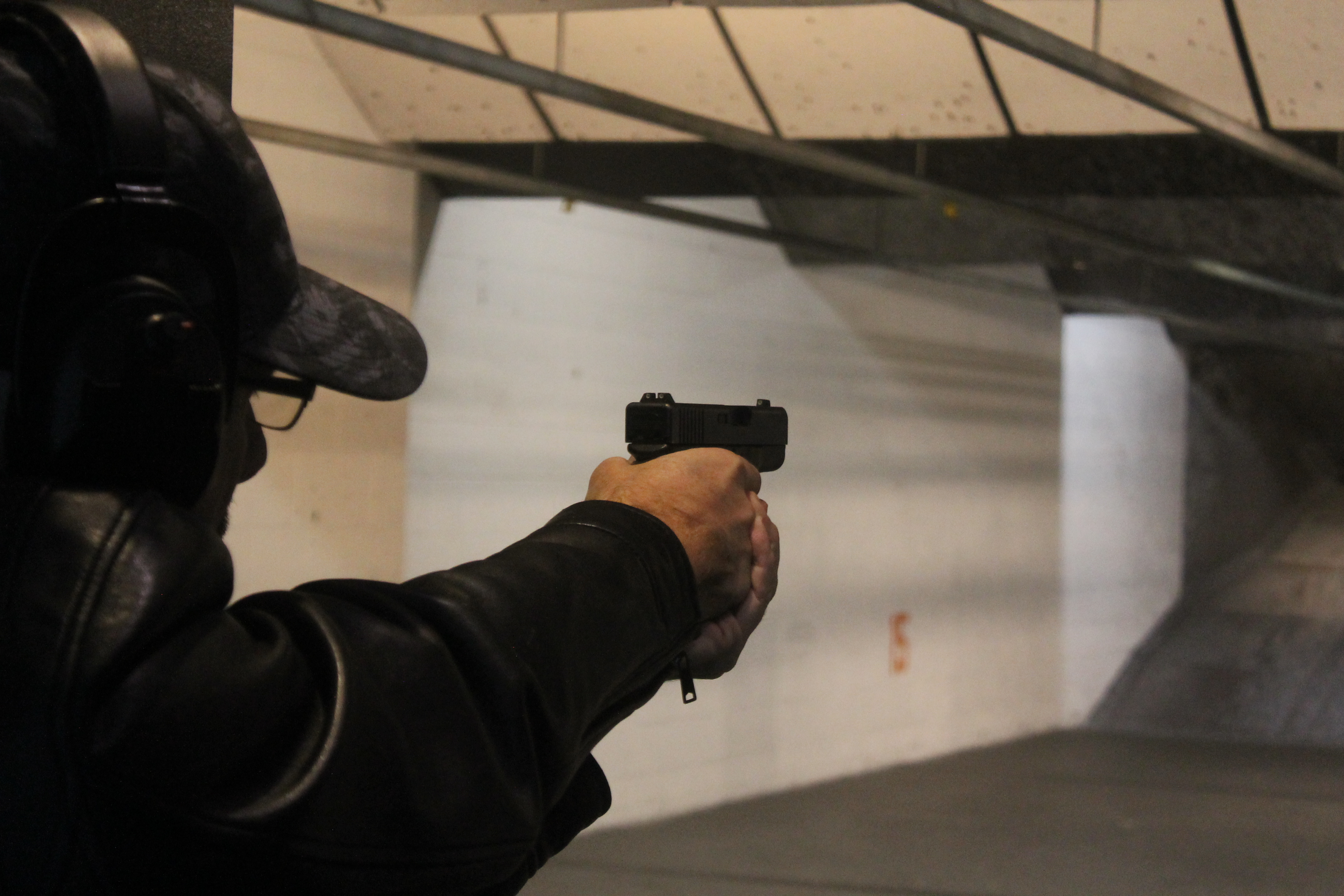 Нападение жора. Man with Glock. Звуки перестрелки. Shooting range.