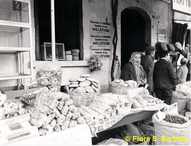 File:Materdomini di Caposele (AV), 1973, Festa di San Gerardo la fiera prodotti dolciari ed alimentari..jpg