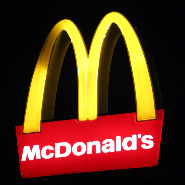 File:McDonald\'s sign - geograph.org.uk - 3259571.jpg - Wikimedia ...