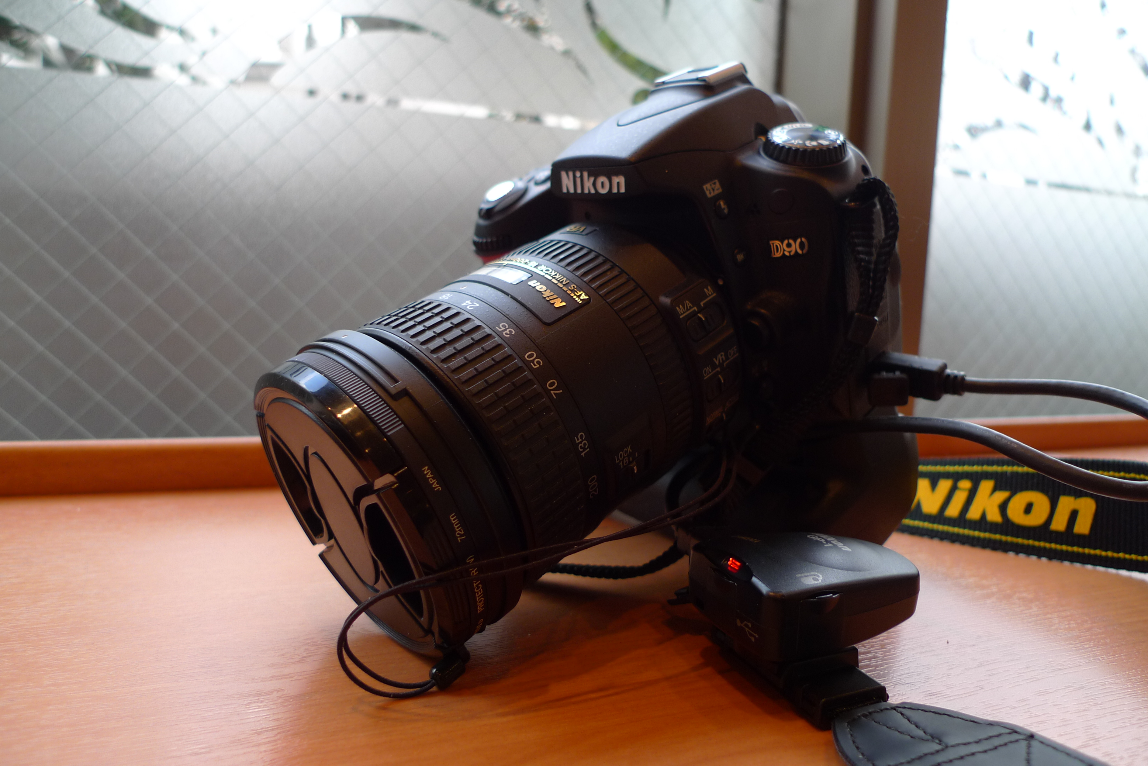 Nikon D90 AF-S DX VR18-200Gレンズキット