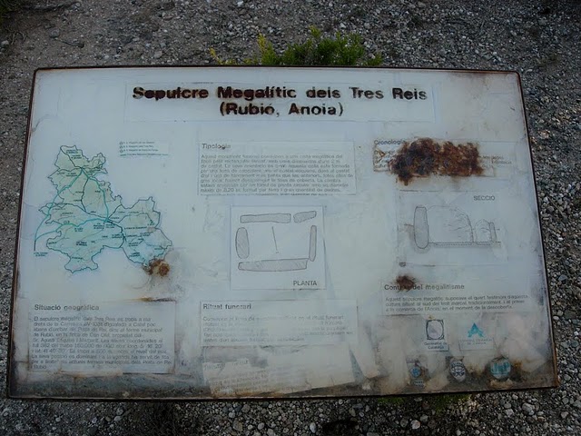 File:Rètol informatiu del Dolmen dels Tres Reis.jpg