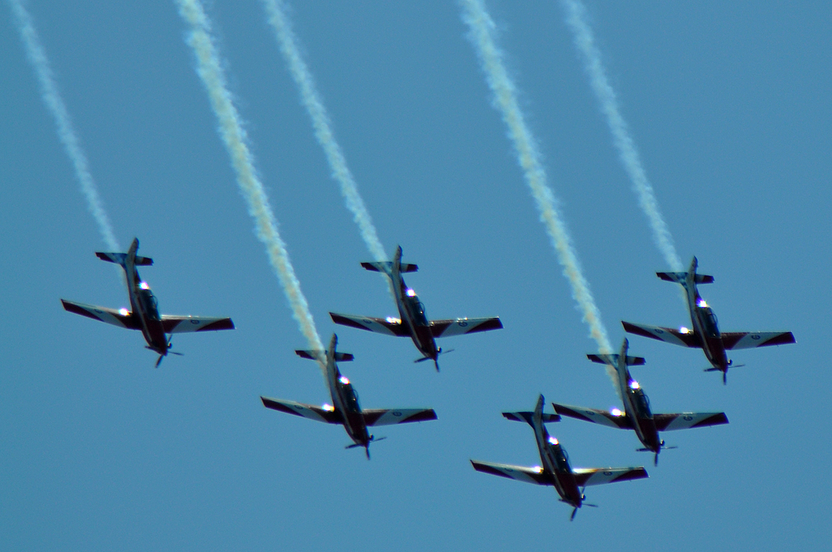 RAAF Roulettes Aerobatic Team (8197630594).jpg English: RAAF Roulettes Aerobatic Team - Dalby Wings And Wheels 2010. Location: Dalby Airport