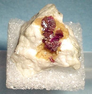 File:Roselite-Baryte-135285.jpg