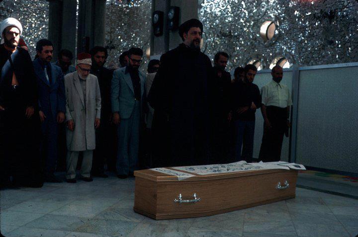 File:Salat al-Janazah for Ali Shariati with Musa al-Sadr as imam (June 1977), with Mostafa Chamran, Sadegh Ghotbzadeh, Ebrahim Yazdi, and Mohammad Mehdi Mofatteh.jpg