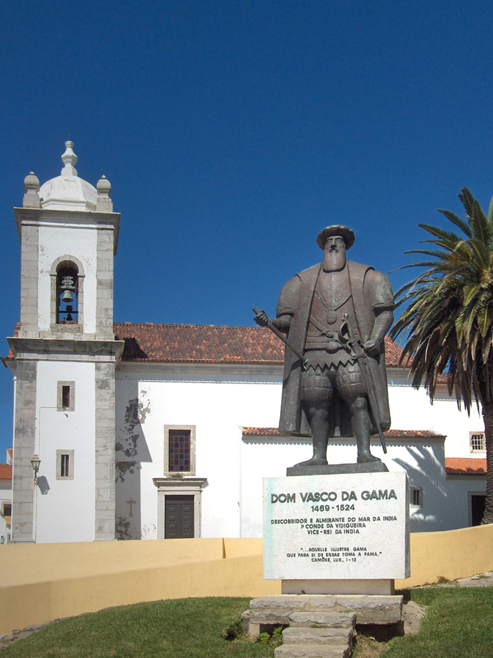 Estatua de bronce de Vasco da Gama na súa casa natal, [[Sines