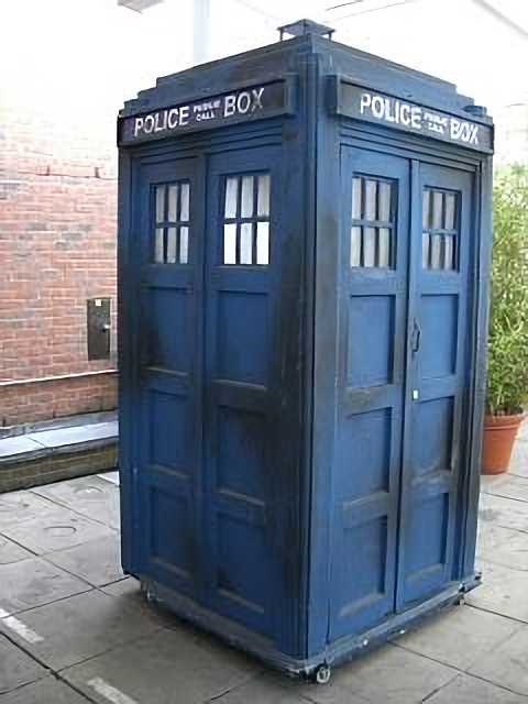 Een tijdmachine, de Tardis, uit Doctor Who