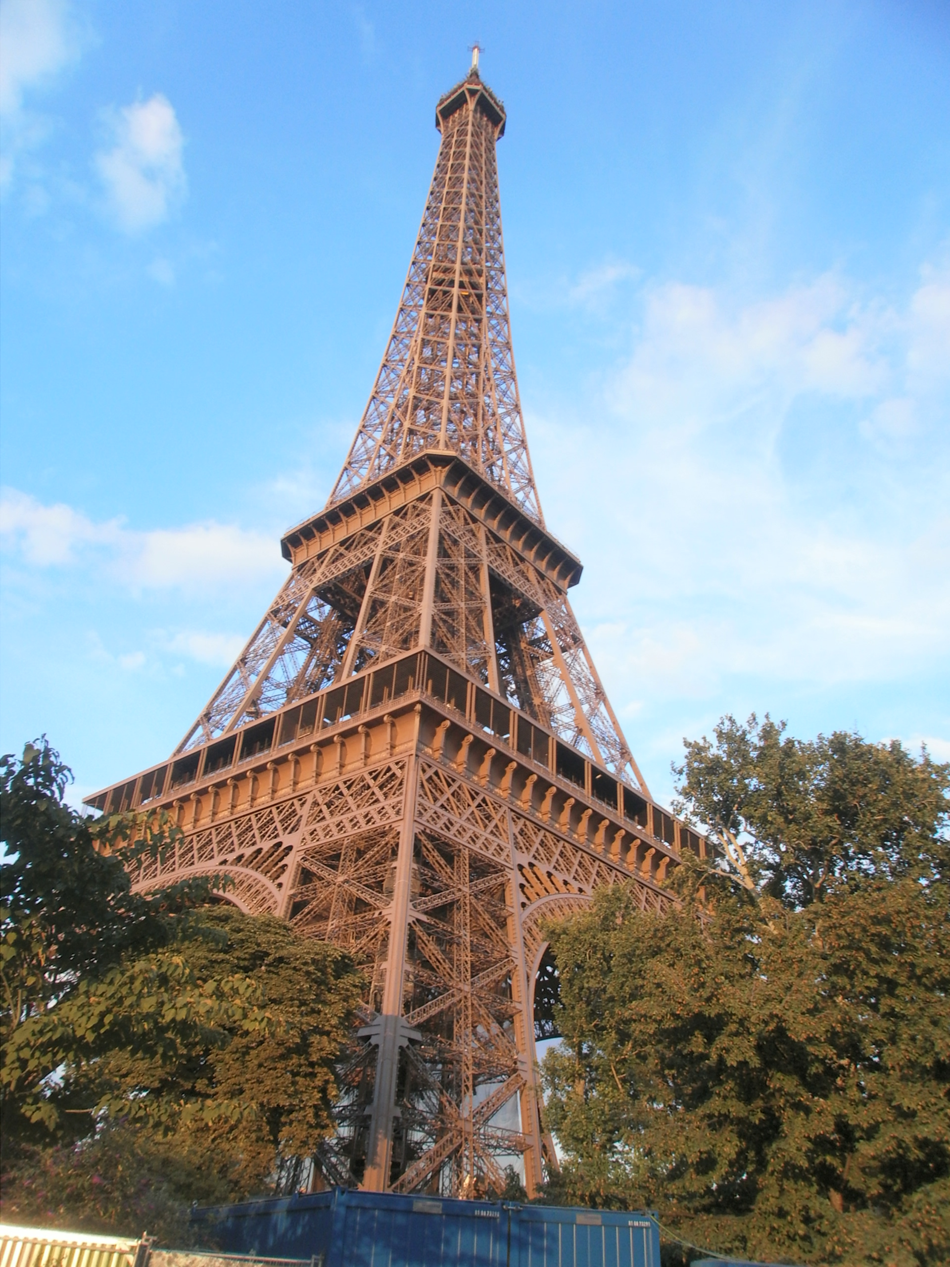 See an tower. Эйфелева башня в Лионе. Башня Франция лето. Башня в англофранцузком стиле.