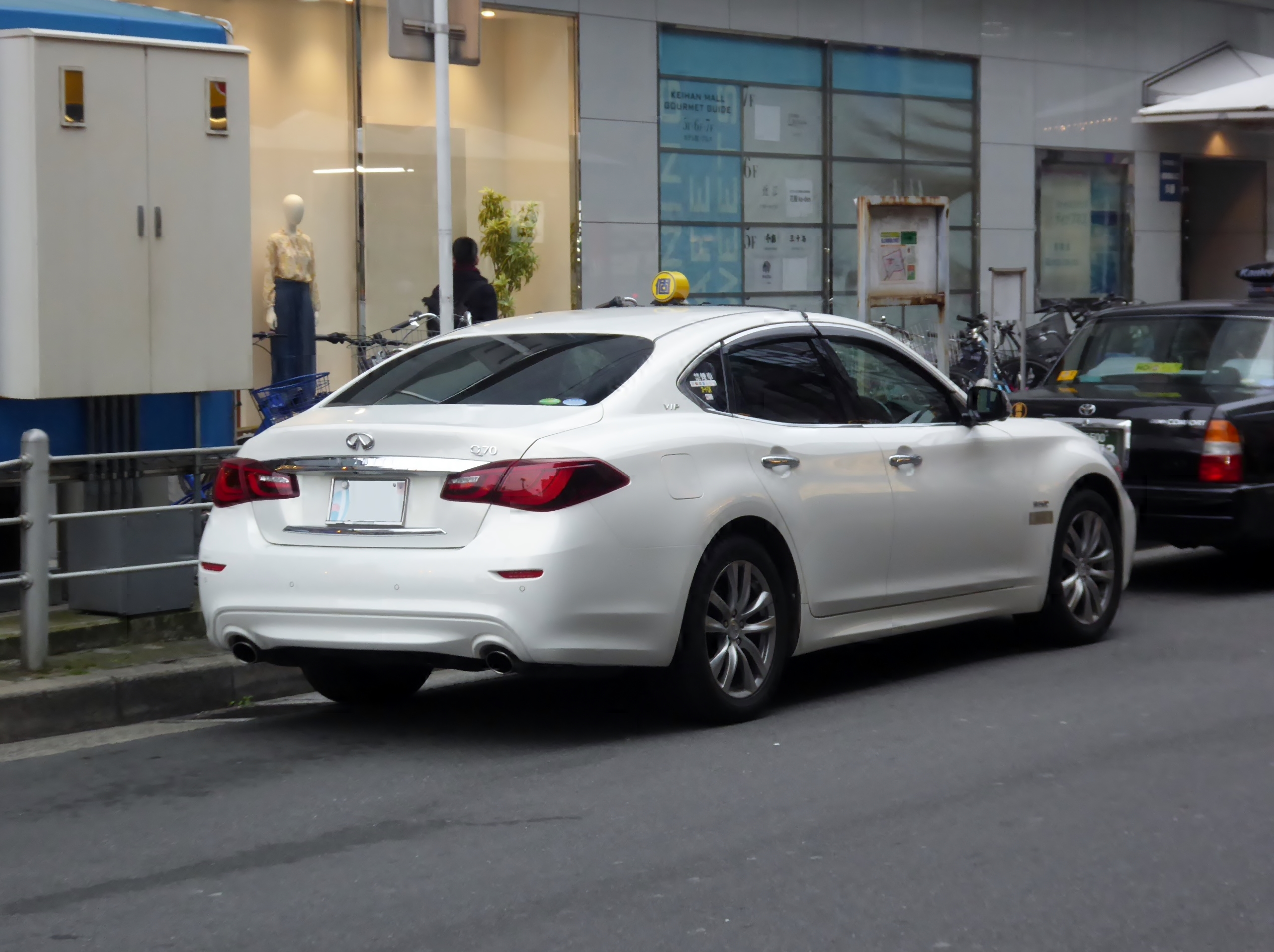 File The Rearview Of Infiniti Q70 Hybrid Vip Daa Hy51 Privately Owned Taxi Jpg Wikimedia Commons