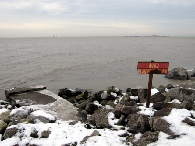 File:'NO BATHING' notice outside the Marine Lake - geograph.org.uk - 2216472.jpg