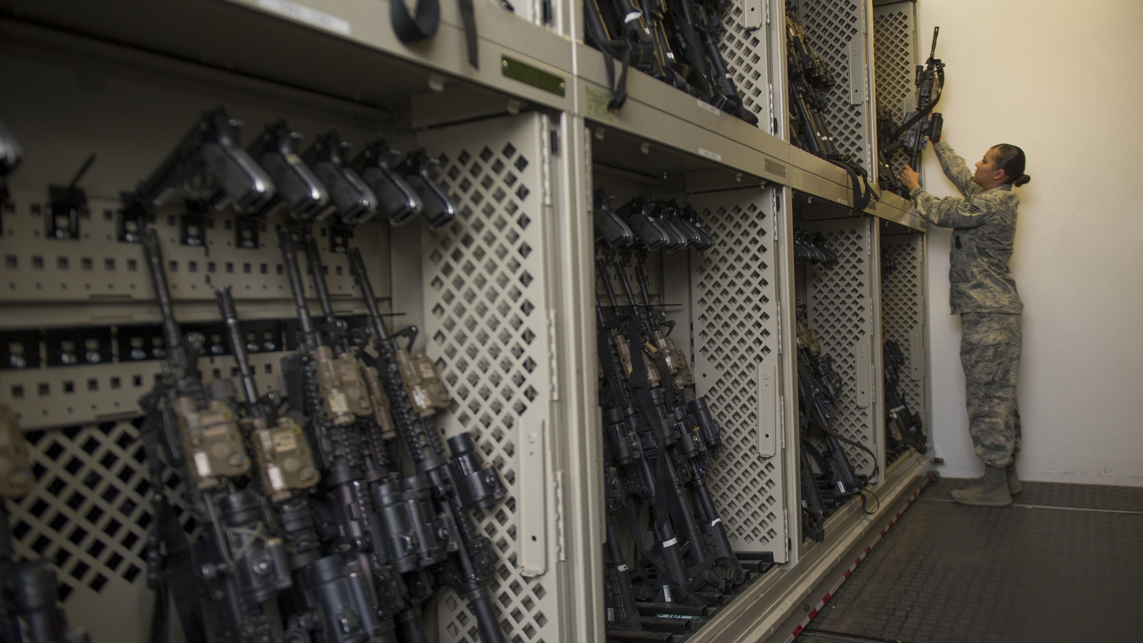 Где хранится стрелковое оружие. Оружие на складах хранения. Комната хранения оружия. Оружейная комната. Комната для хранения оружия в армии.