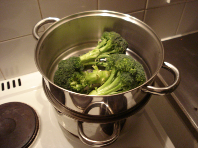 File:Broccoli in steamer.jpg