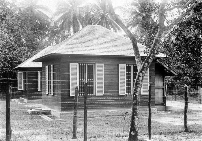 File:COLLECTIE TROPENMUSEUM Cholera- en dysenterie afdeling van een ziekenhuis op Billiton TMnr 10002216.jpg