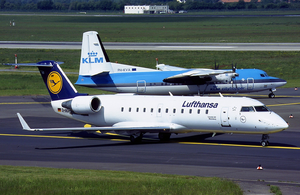 File:F-HMLH HOP! Canadair CL-600-2E25 Regional Jet CRJ-1000EL takeoff from  Schiphol runway 36C pic2.JPG - Wikimedia Commons