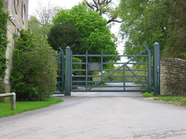 File:Combe Lodge Gate - geograph.org.uk - 7152.jpg