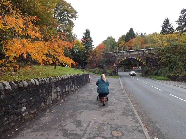 File:Entering Pitlochry on Perth Road - geograph.org.uk - 3716455.jpg