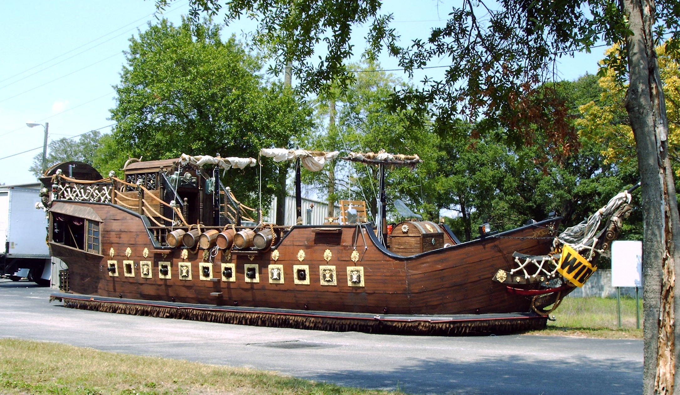 File:Gasparilla Pirate Boat Float (Tampa).jpg - Wikimedia 