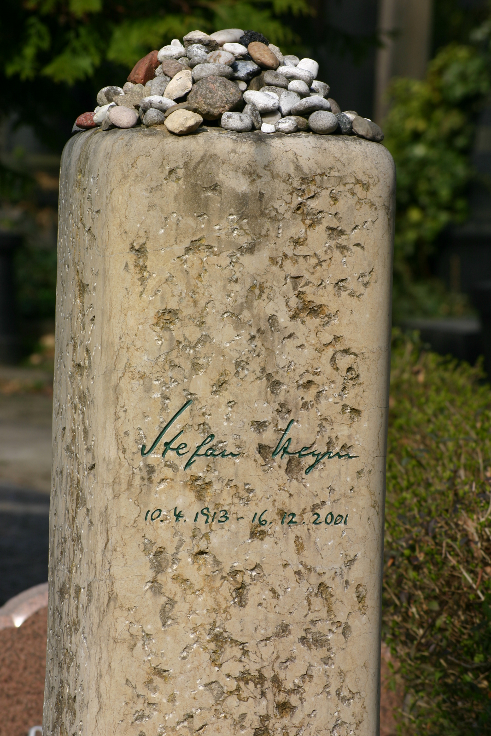 Lápida de Stefan Heym en el Cementerio Weißensee, Berlín.
