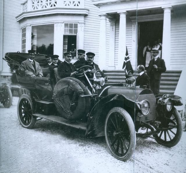 File:King Chulalongkorn in his royal car.jpg